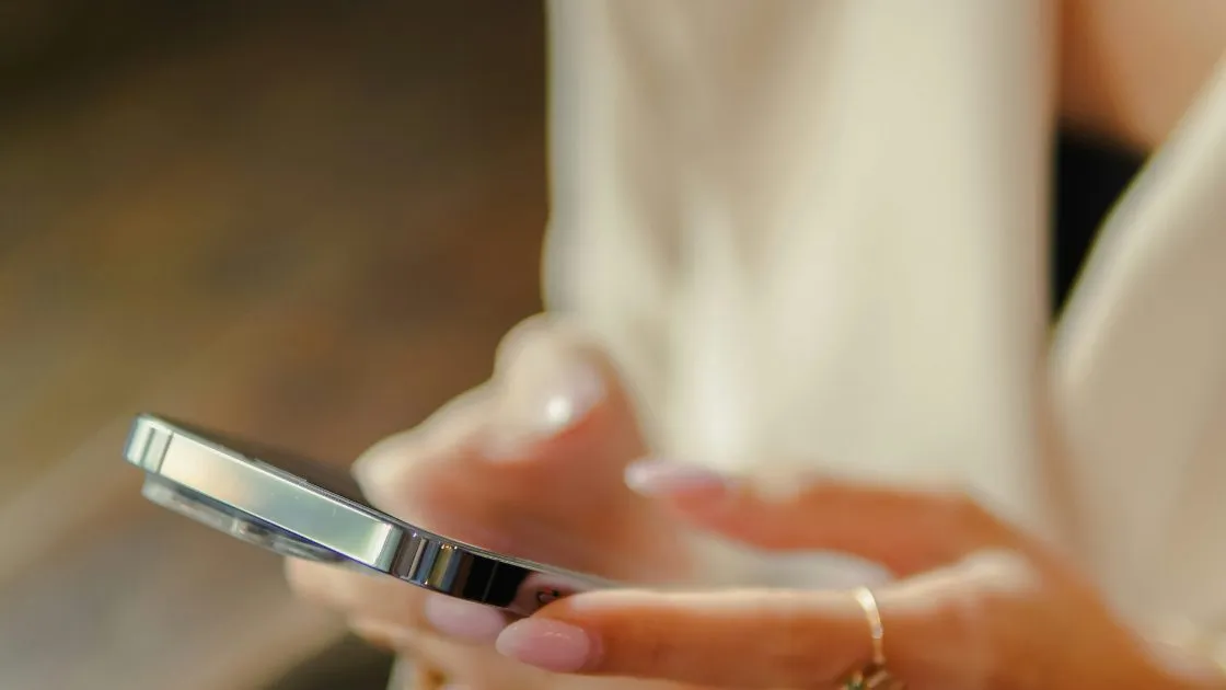 Persona escribiendo un mensaje desde su teléfono
