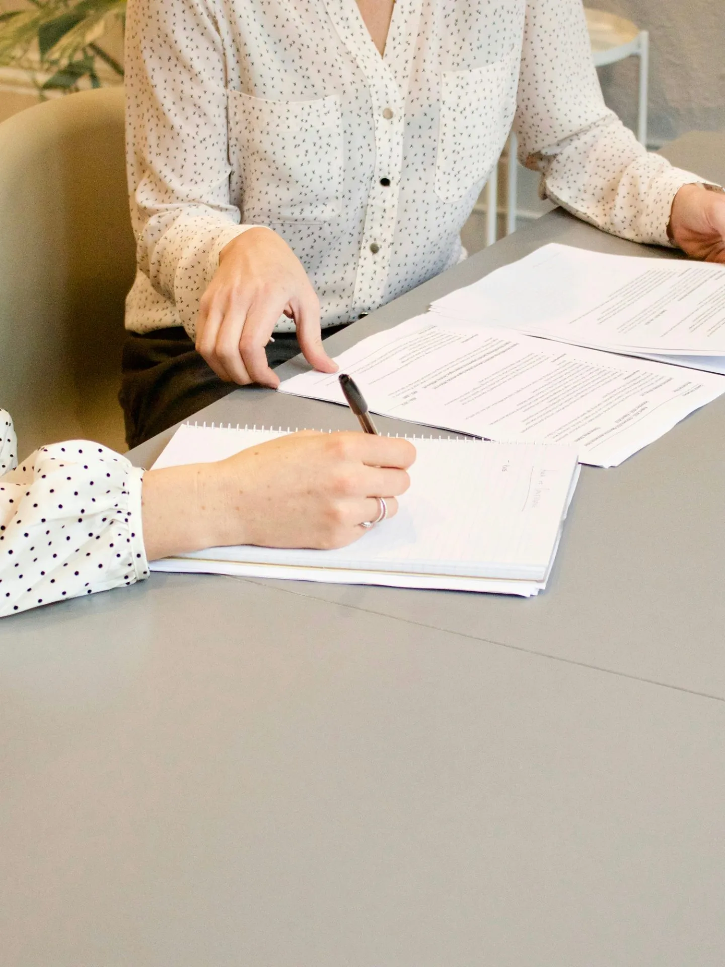 Dos personas revisando documentos sobre una mesa